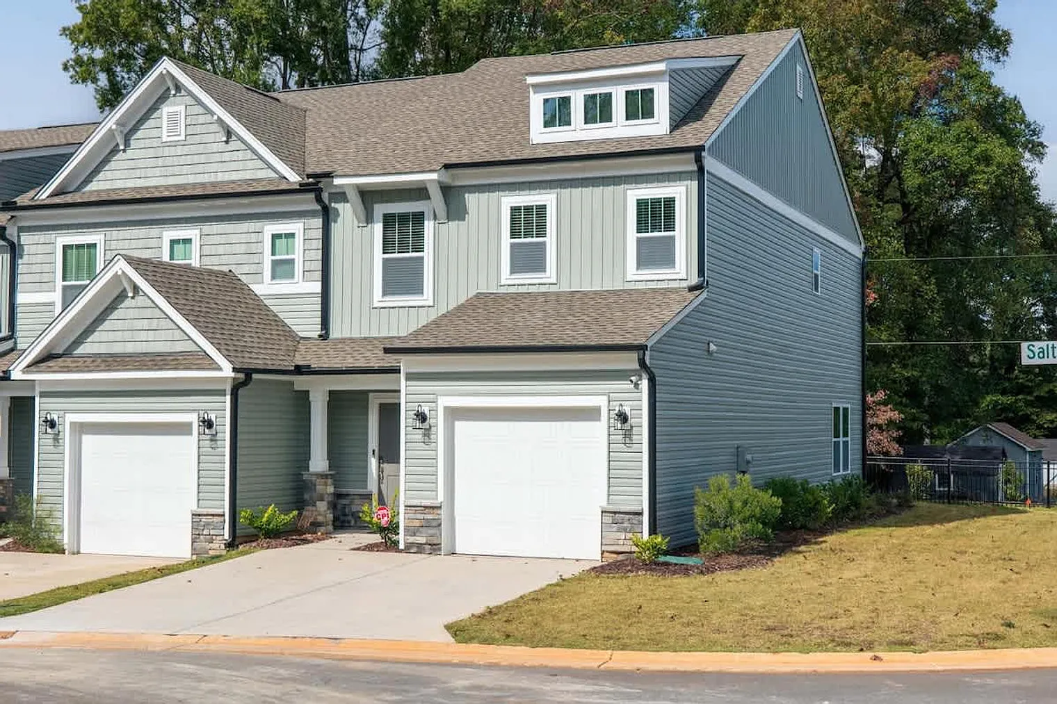 3 bed, 2.0 bath, 1689 sqft, $3,987 — Photo 3