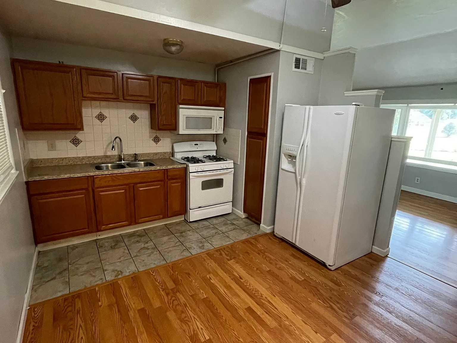 3 bed, 1000 sqft, $1,600 — Photo 3