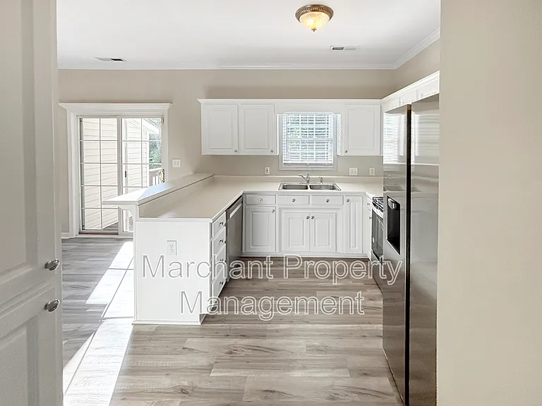 215 Rexford Dr — Photo 8