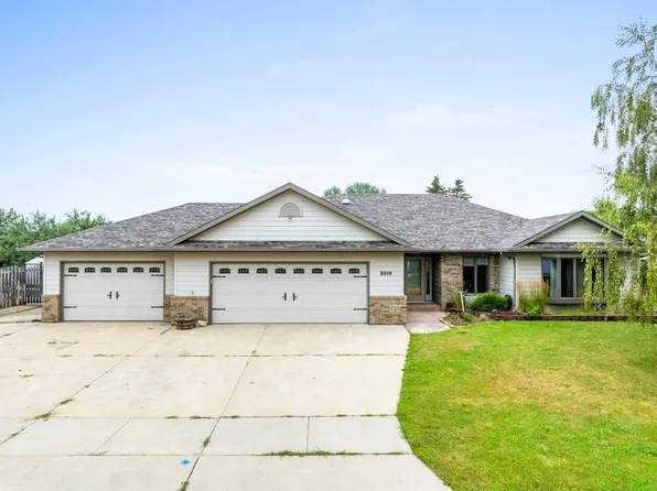 1516 10th St SE, Minot, ND 58701