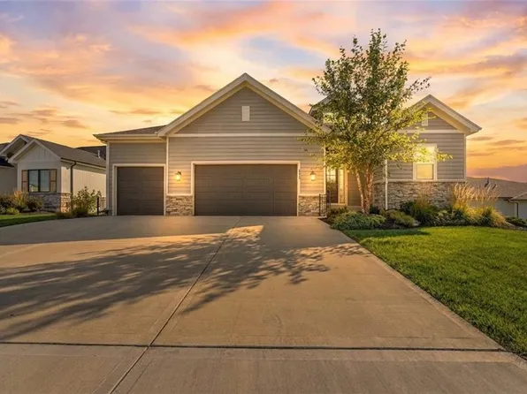 9436 Aurora St, Lenexa, KS 66220