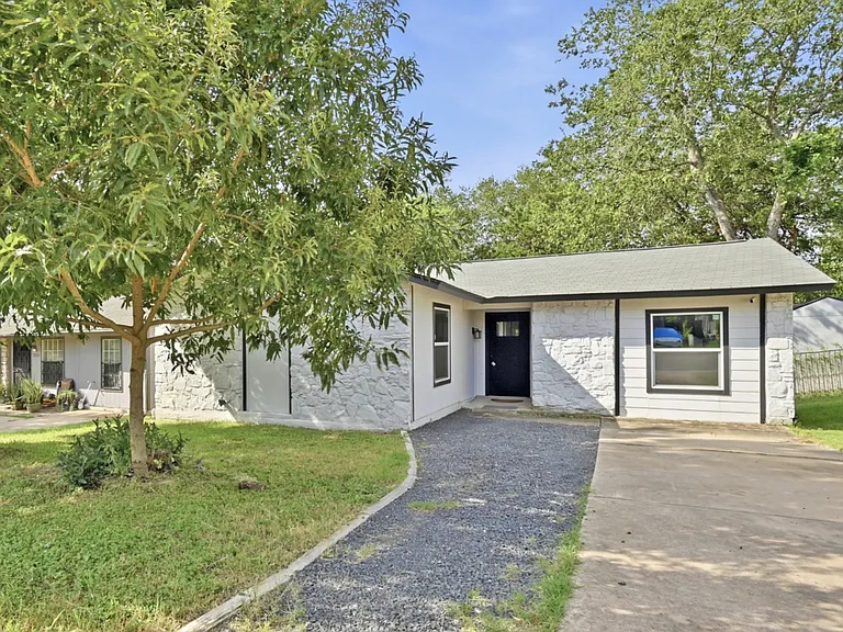 2313 Lakehurst Dr — Photo 3