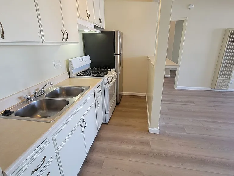 37 unit building close to CSUN! — Photo 5