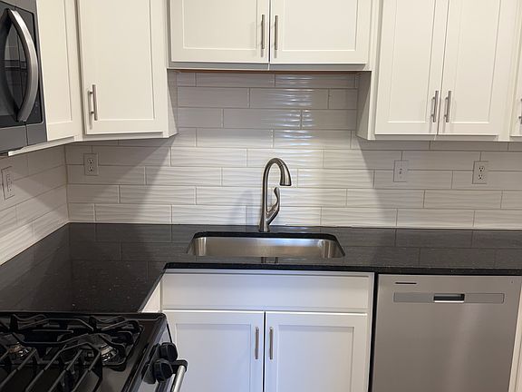 4th image of 1414 E Market St