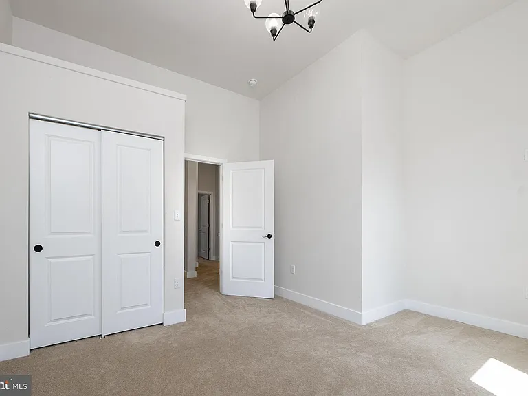 151 N York St #B — Photo 7