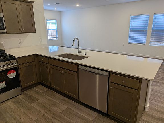 4th image of 1045 Deerhorn Dr W