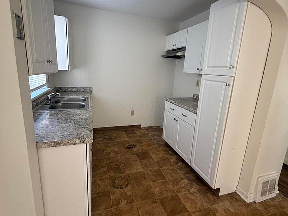 3rd image of 826 S Yearling Rd