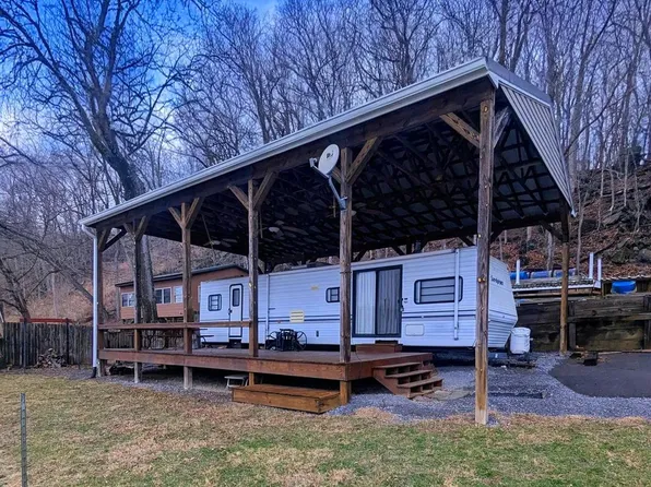 77 Park Blvd, Falling Waters, WV 25419