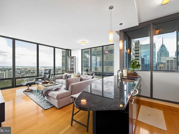 2101 Market St Unit 4206, Philadelphia, PA 19103