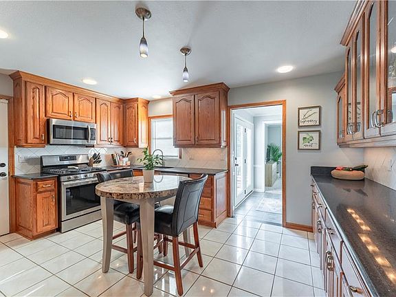 5th image of 5649 Perry Ln