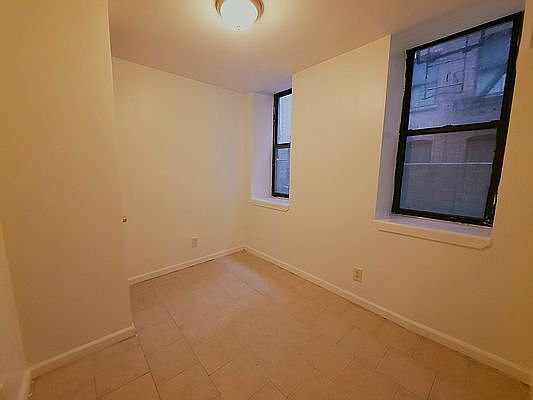 3rd image of 28 Saint Nicholas Pl #1T