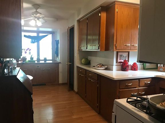 4th image of 1066 Charlton St
