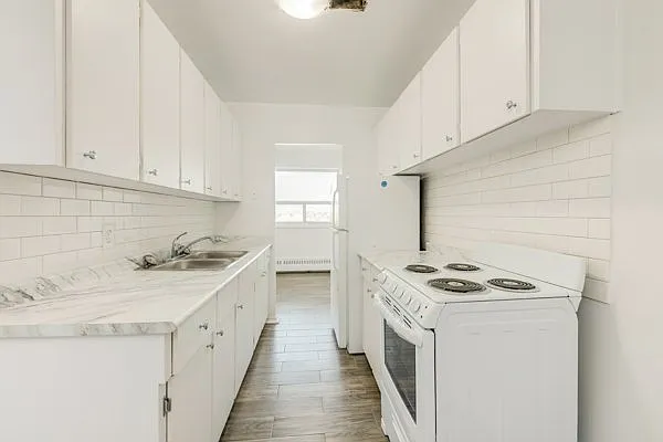1560 Lawrence Ave W — Photo 6