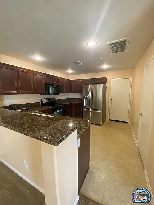3 bed, 2.5 bath, 1550 sqft, $2,000 — Photo 4