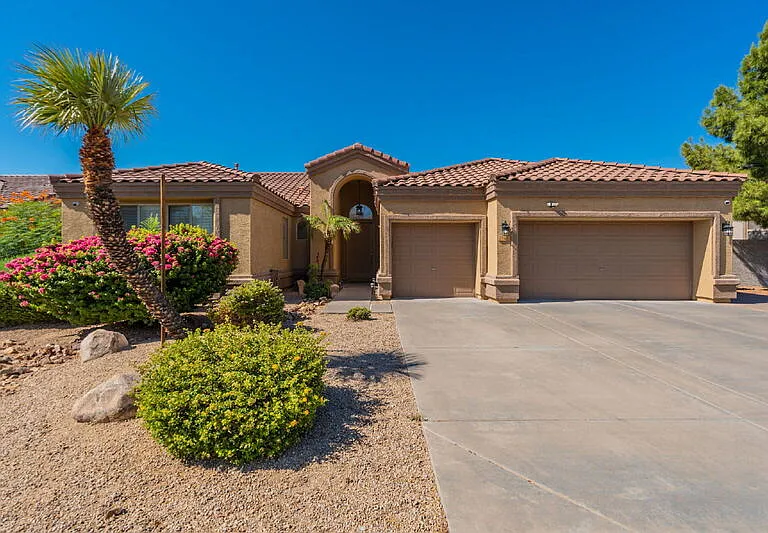 7167 W Abraham Ln — Photo 2