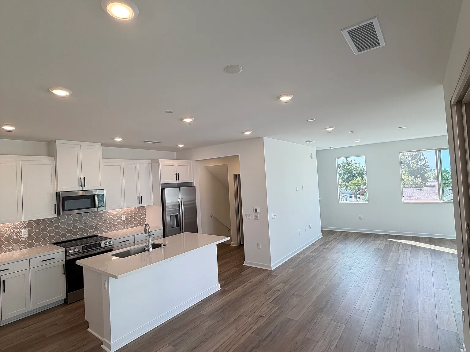 3 bed, 2.5 bath, 1553 sqft, $3,450 — Photo 4