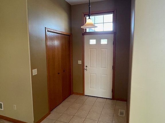 3rd image of 878 Beauchamp Ave