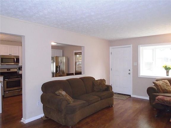 5th image of 606 S Poplar St