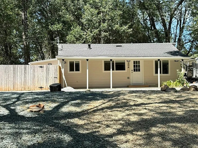 204 Lambert Ln — Photo 3