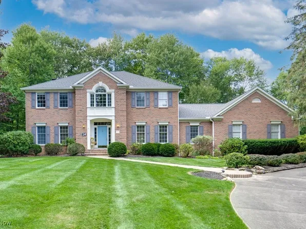 718 Pine Point Dr, Akron, OH 44333