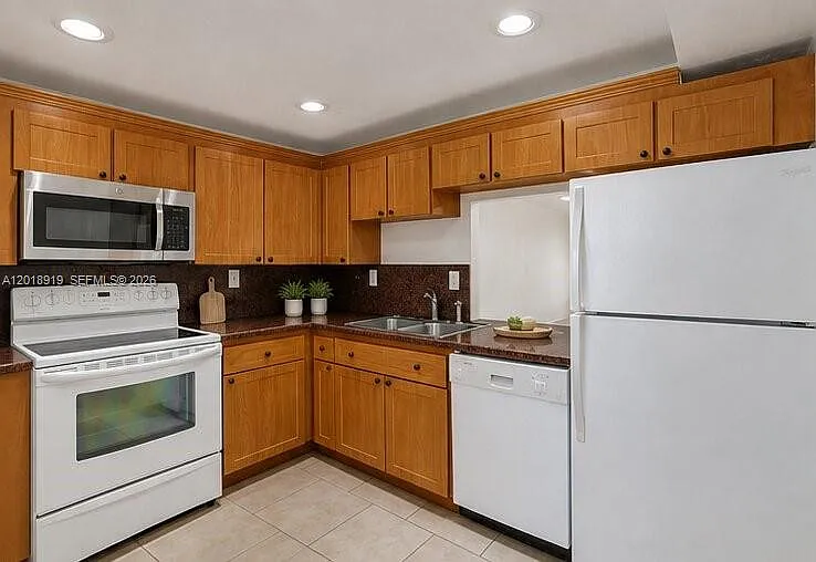 Rolling Green Condo B — Photo 3