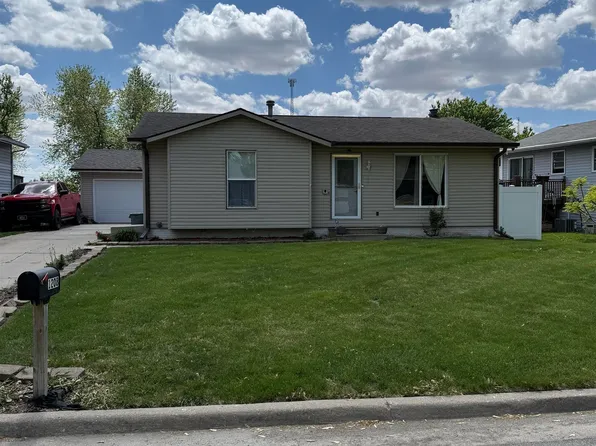 1208 Rolling Meadows Rd, Marshalltown, IA 50158