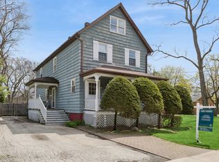 933 Harms Rd, Glenview, IL 60025