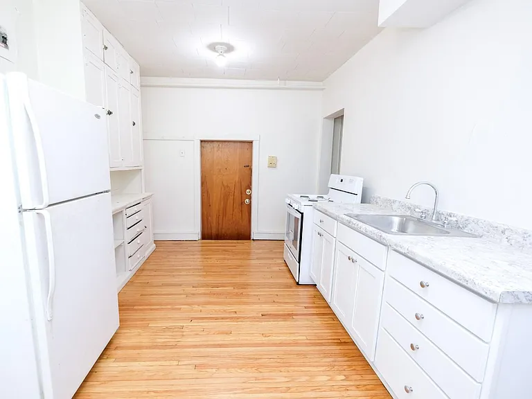 Yale Apartments — Photo 19