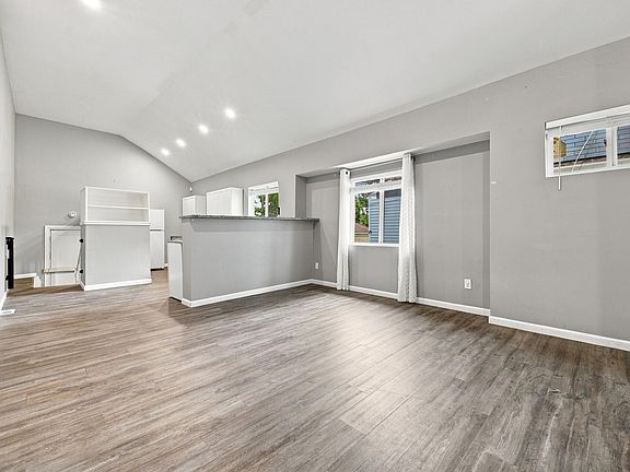 4th image of 39 Cedarhurst Pl