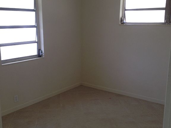 4th image of 812 NW 5th Ct