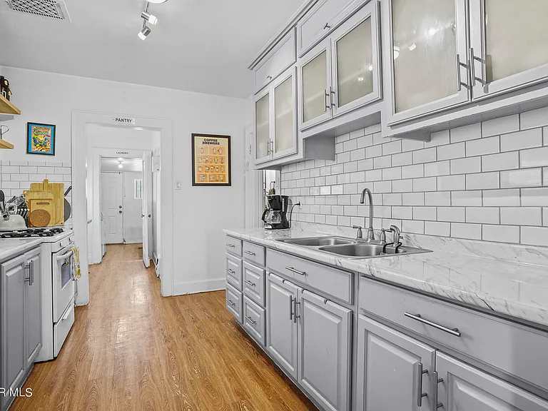 4017 Oxford Ave — Photo 16