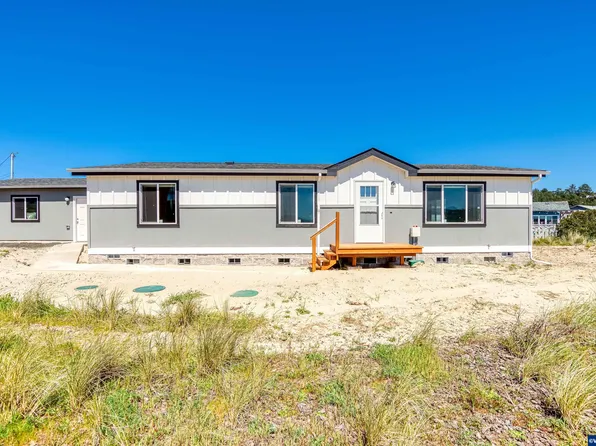 717 NW Oceania Dr, Waldport, OR 97394