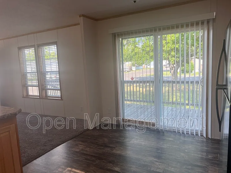3 bed, 2.0 bath, 1216 sqft, $1,379 — Photo 4