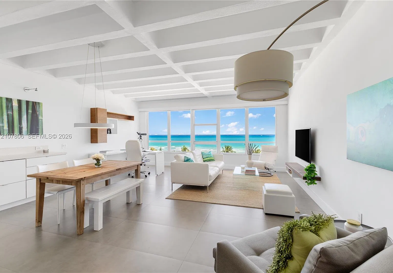 The Executive Condo — Photo 1