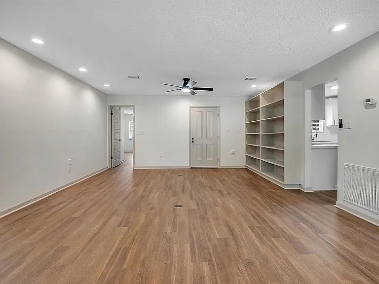 1825 Sherwood Dr — Photo 3