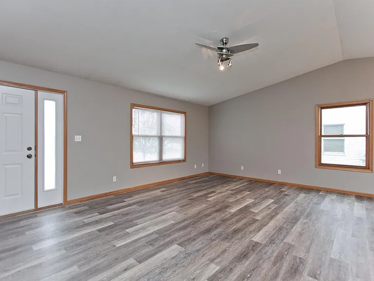 822 Ashford Dr NE — Photo 2