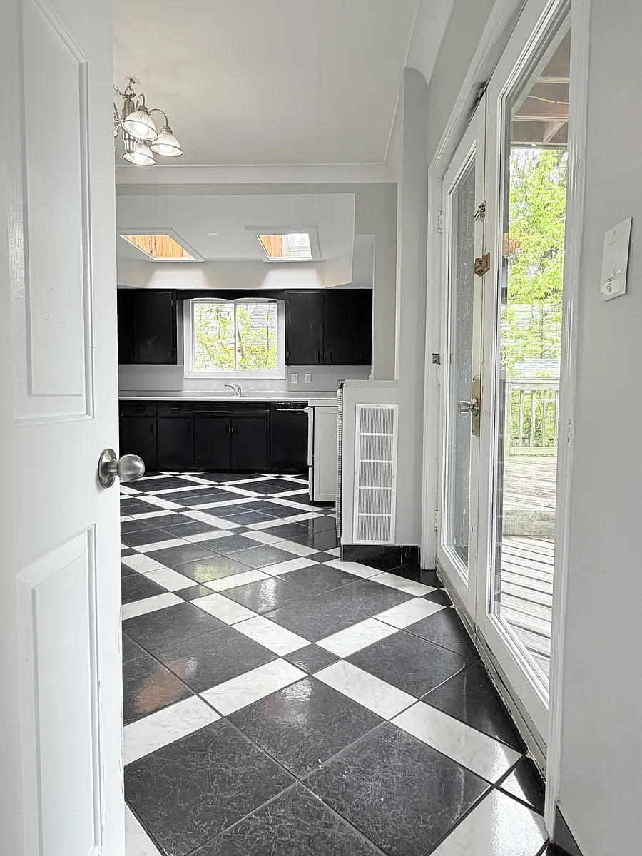 Building Photo - 257 Vidal St S #1