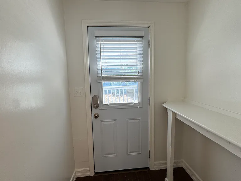 2137 1/2 Glenada Ave — Photo 8