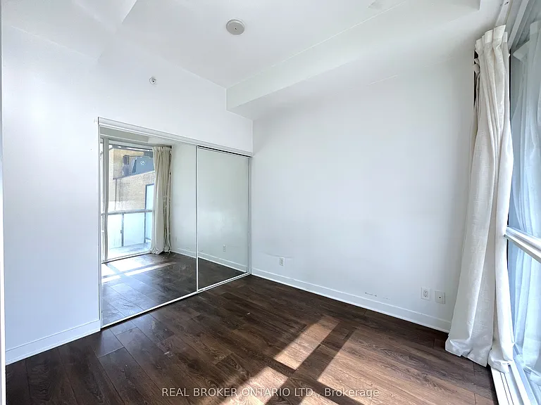 15 Grenville St #401 — Photo 8