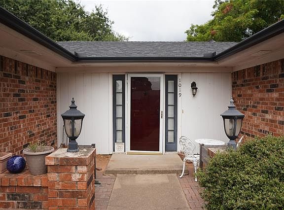 4th image of 1019 Harbor Lakes Dr