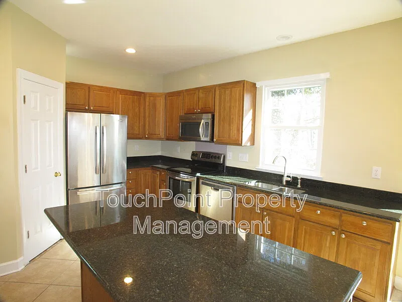 4 bed, 2.5 bath, 2581 sqft, $2,450 — Photo 2