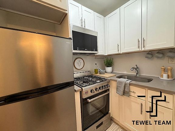 3rd image of 113 W 82nd St