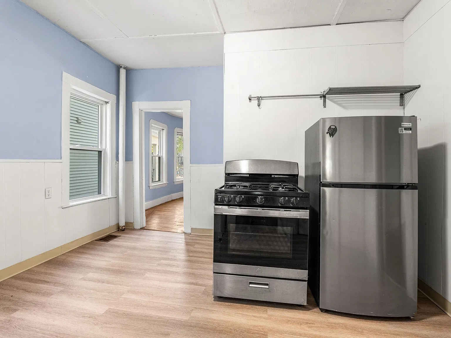 2 bed, 1.0 bath, 1300 sqft, $2,800 — Photo 2