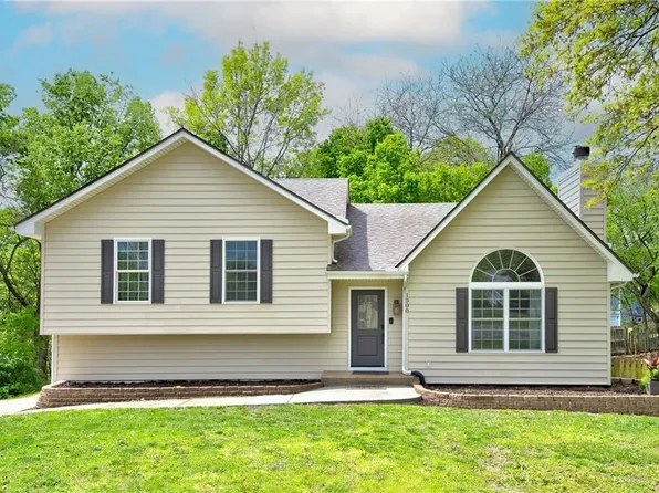 1500 NE Whitestone Dr, Lees Summit, MO 64086