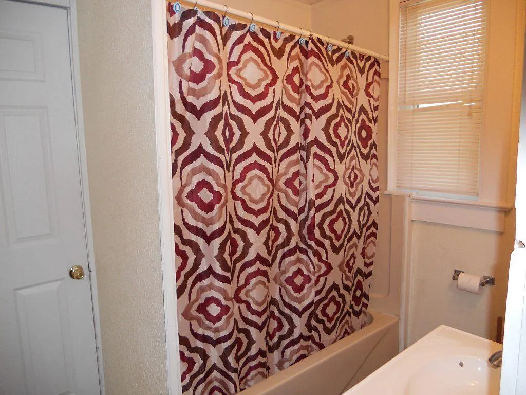 5 bed, 1240 sqft, $1,400 — Photo 3