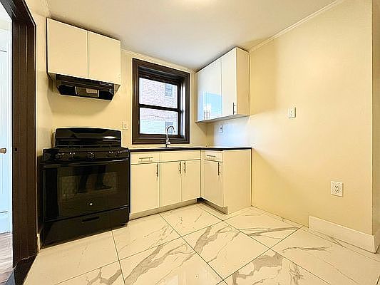 2nd image of 520 E 21st St APT 1S
