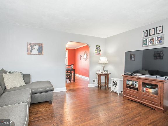 3rd image of 1121 Coyne Pl