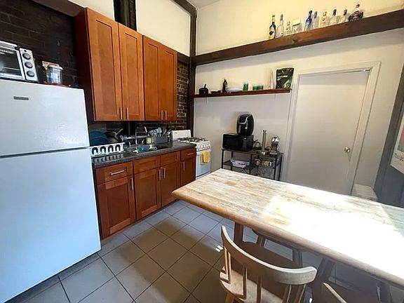 4th image of 307 E 6th St APT 2B