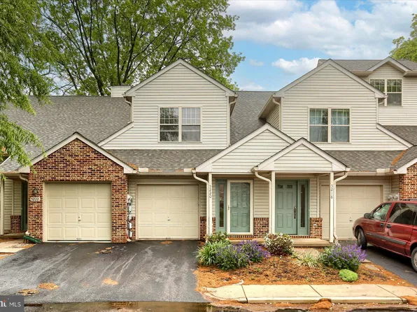5220 Cobblestone Dr, Mechanicsburg, PA 17055
