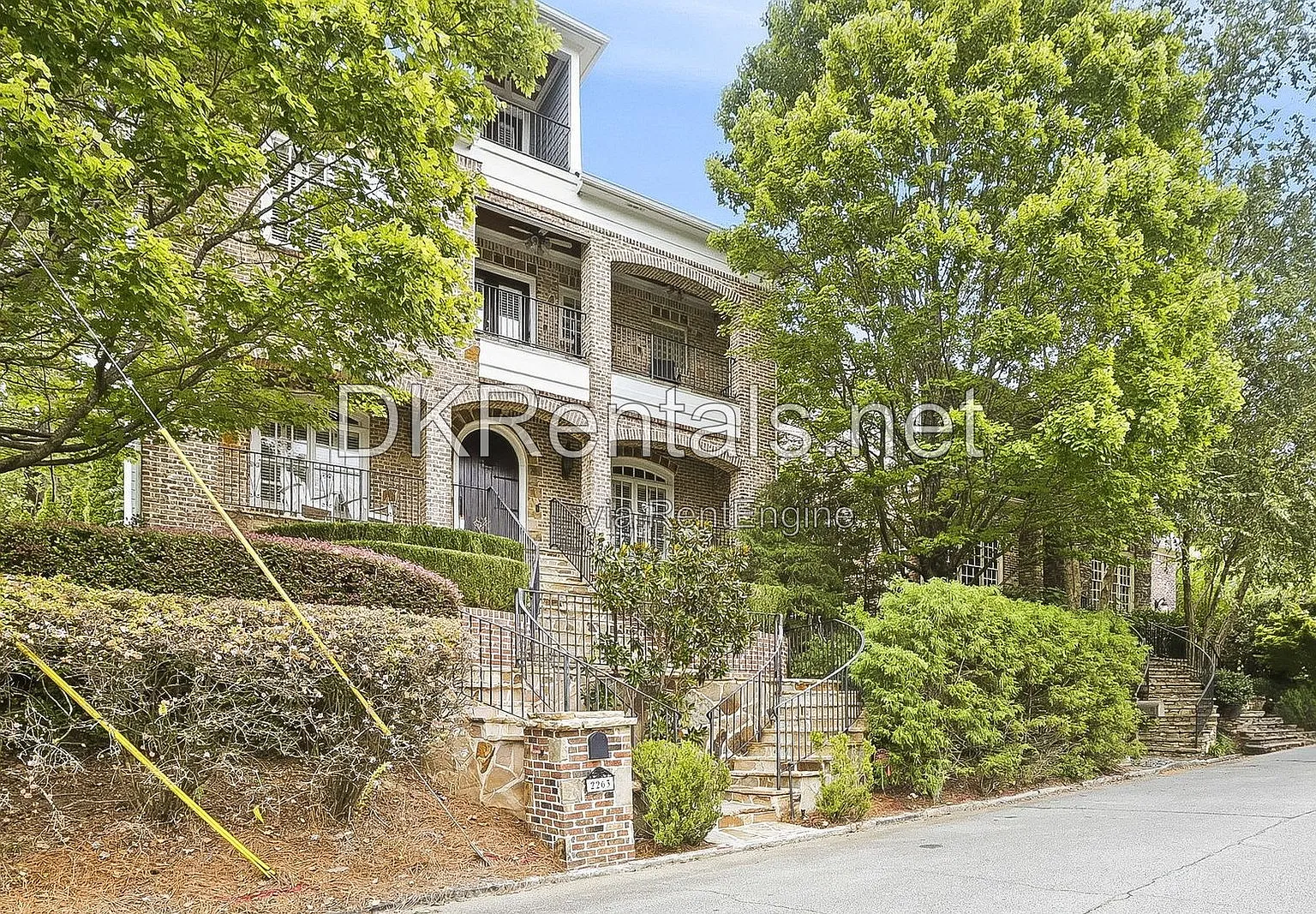 4 bed, 5.5 bath, 6338 sqft, $6,900 — Photo 2